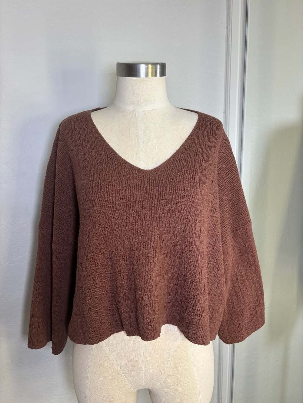 Stitch + Feather Textured V-Neck Sweater Size L Brown